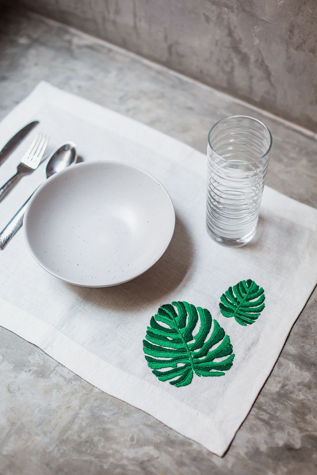 Set Para Cuatro De Conjunto De Servilleta Y Portavasos De Lino Con Bordado Ficus.