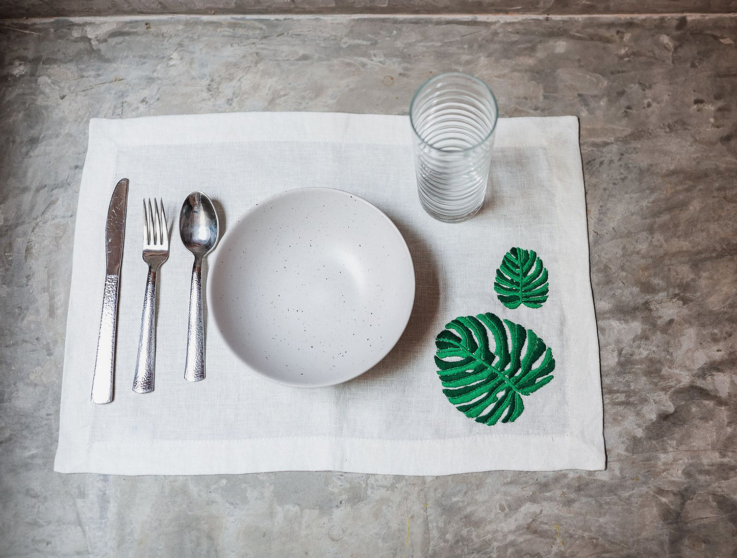 Set Para Cuatro De Conjunto De Servilleta Y Portavasos De Lino Con Bordado Ficus.
