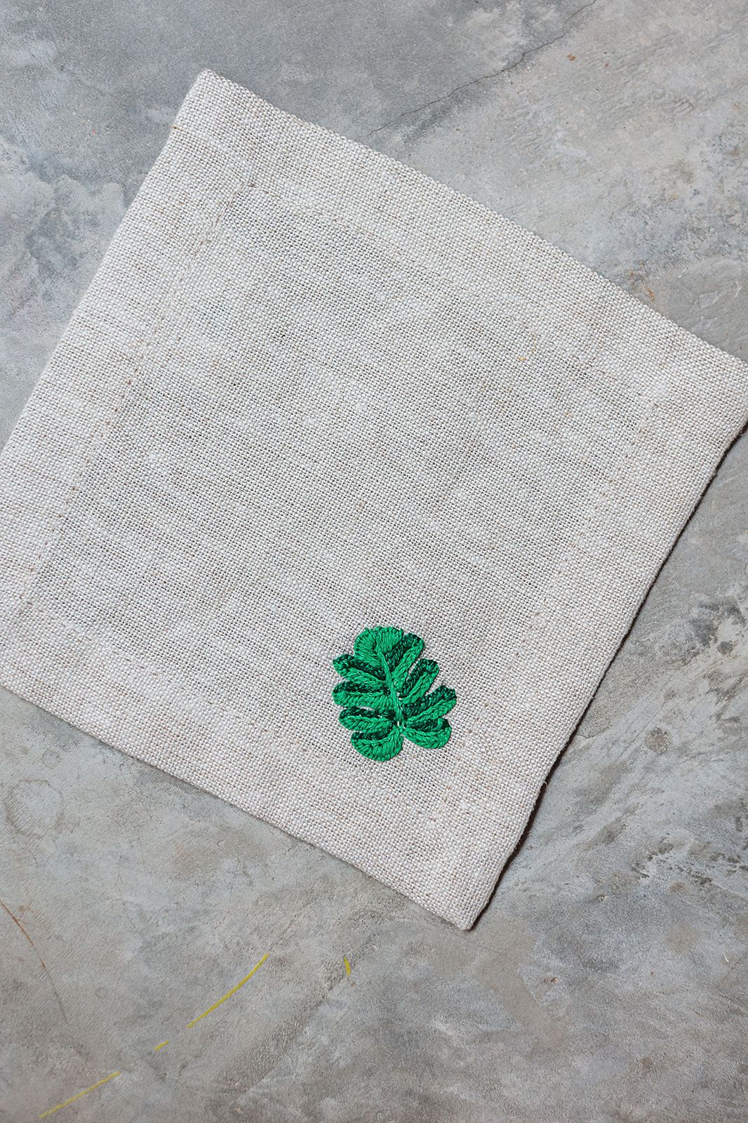 Set Para Cuatro De Conjunto De Servilleta Y Portavasos De Lino Con Bordado Ficus.