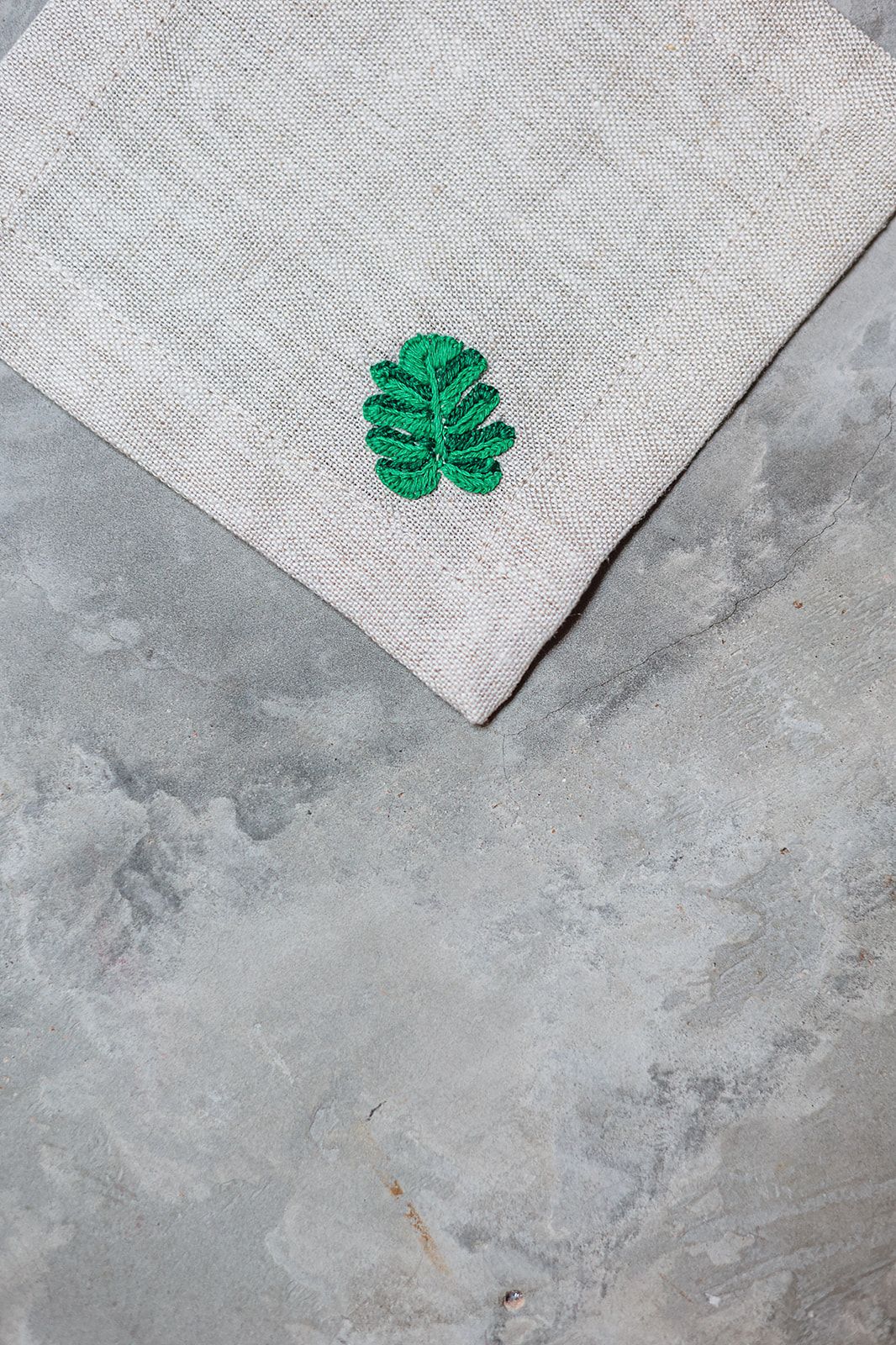 Set Para Cuatro De Conjunto De Servilleta Y Portavasos De Lino Con Bordado Ficus.