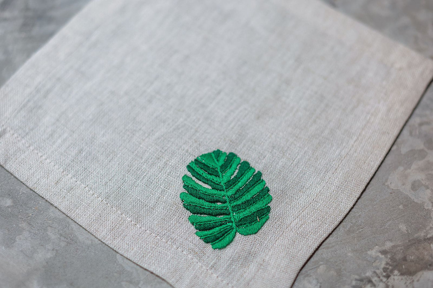 Set Para Cuatro De Conjunto De Servilleta Y Portavasos De Lino Con Bordado Ficus.