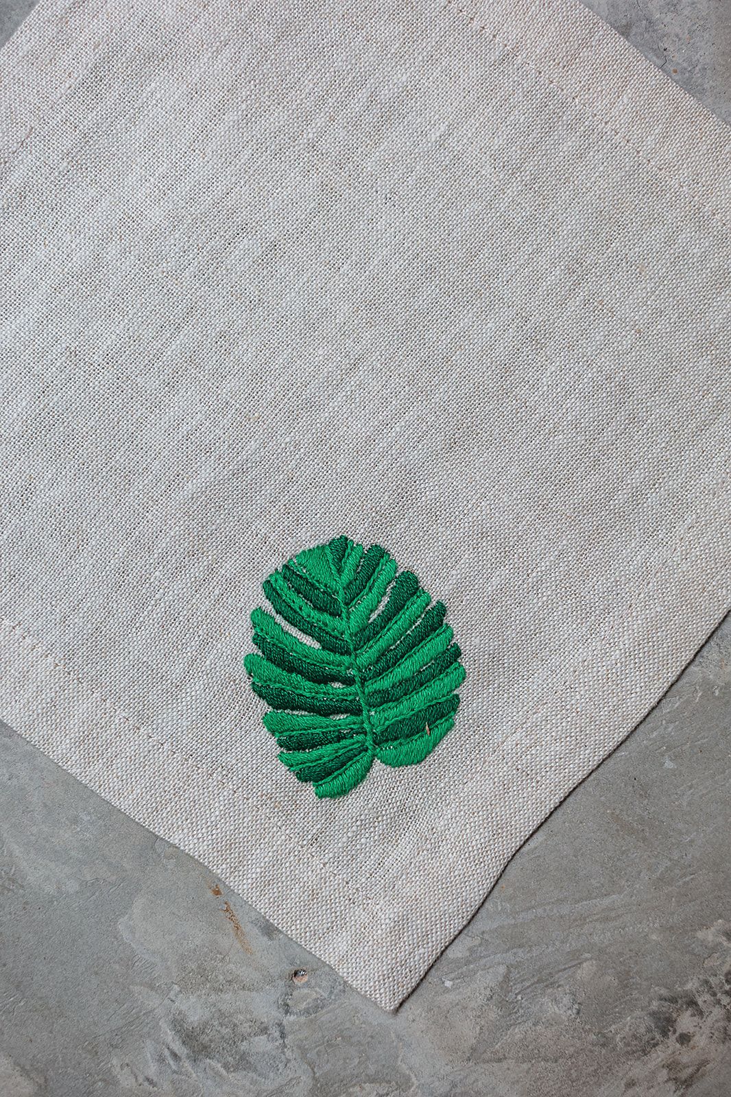 Set Para Cuatro De Conjunto De Servilleta Y Portavasos De Lino Con Bordado Ficus.