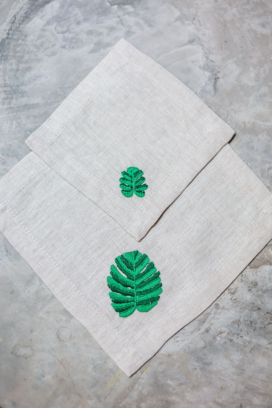 Set Para Cuatro De Conjunto De Servilleta Y Portavasos De Lino Con Bordado Ficus.