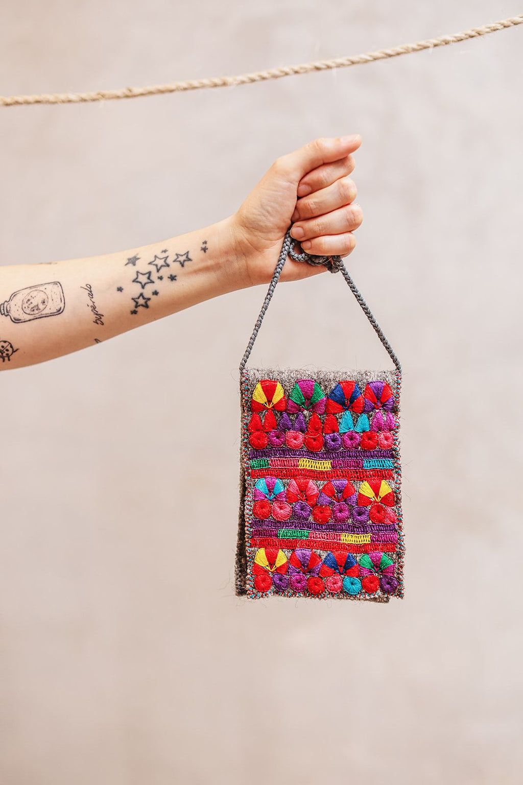 Bolsa Flor Lana En Rojo Y Morado