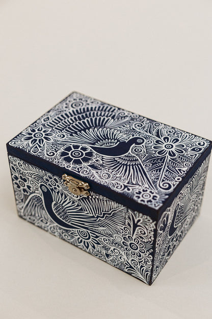 Caja Pintada A Mano Azul Con Blanco