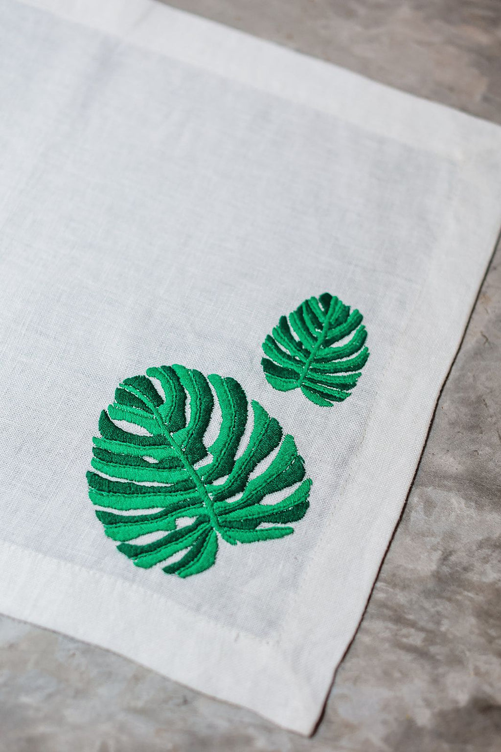 Set Para Cuatro De Conjunto De Servilleta Y Portavasos De Lino Con Bordado Ficus.