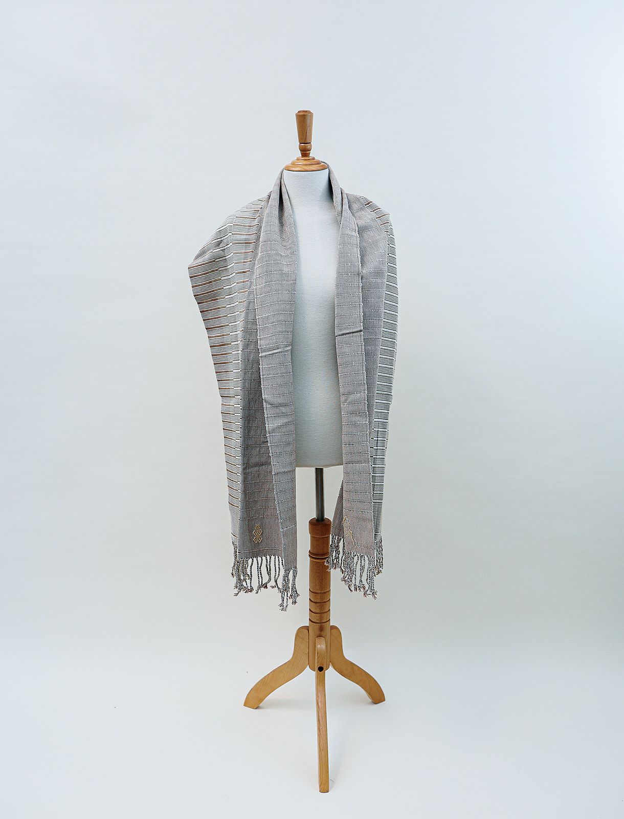 Rebozo En Gris Con Verde Y Figuras Tzotziles