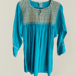 Esta hermosa blusa de algodón 100% en color turquesa es una muestra de la artesanía excepcional